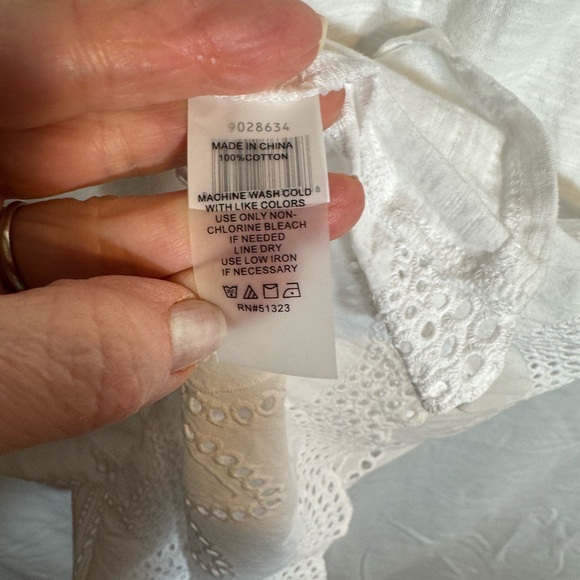 Vince Camuto Large White Short Sleeve Blouse With Lace Accent On Back - Picture 5 of 5